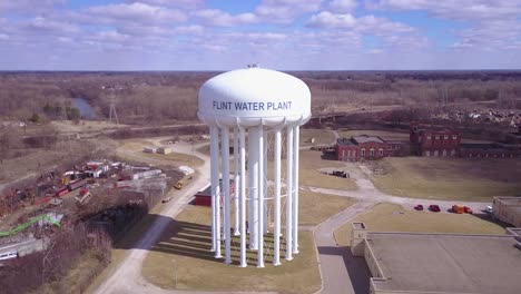 Antenne-über-Den-Feuerstein-Michigan-Wassertanks-Während-Der-Berüchtigten-Feuerstein-Wasserkrise-1