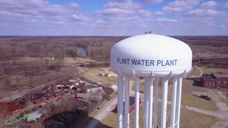 Antenne-über-Den-Feuerstein-Michigan-Wassertanks-Während-Der-Berüchtigten-Feuerstein-Wasserkrise-3