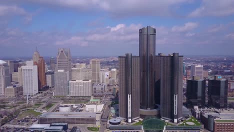Vista-Aérea-shot-of-downtown-Detroit-with-GM-tower-and-Detroit-Río-4