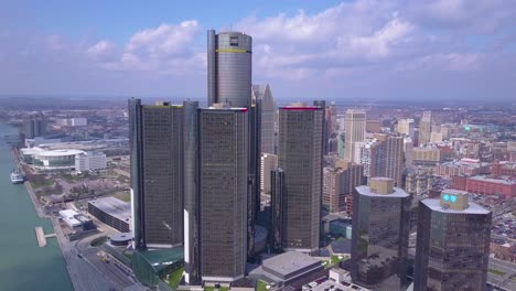 Toma-Aérea-Del-Centro-De-Detroit-Con-GM-Tower-Y-Detroit-Río-6