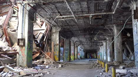 Innenraum-Einer-Verlassenen-Und-Einstürzenden-Automobilfabrik-In-Detroit,-Michigan