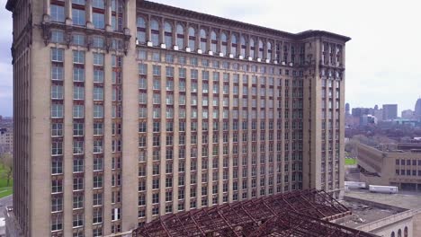 Sweeping-aerial-of-the-exterior-of-the-abandoned-central-train-station-in-Detroit-Michigan-2