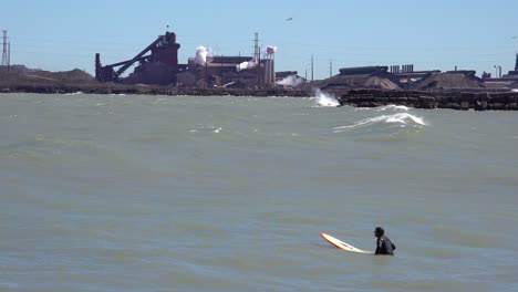 Surfer-Trotzen-Einem-Stark-Verschmutzten-Industriegebiet-Am-Michigansee