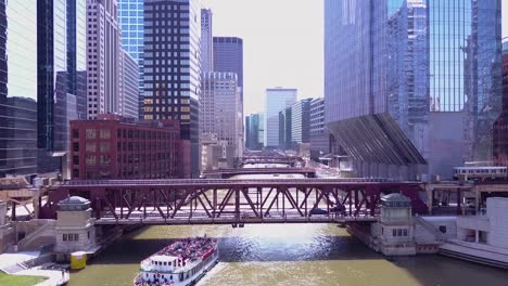 Schöne-Antenne-über-Einem-El-Zug,-Der-Den-Chicago-Fluss-In-Der-Innenstadt-Von-Chicago-überquert?