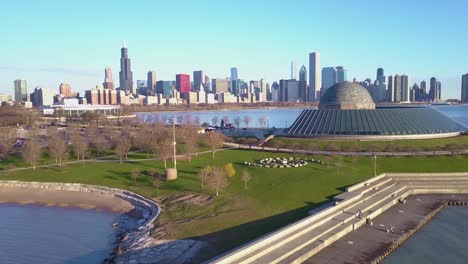 Eine-Antenne-Des-Adler-Planetariums-Mit-Der-Skyline-Von-Chicago-Im-Hintergrund