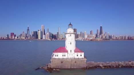 Eine-Wunderschöne-Antenne-Um-Einen-Ikonischen-Leuchtturm-Am-Michigansee-Mit-Der-Stadt-Chicago-Entfernt