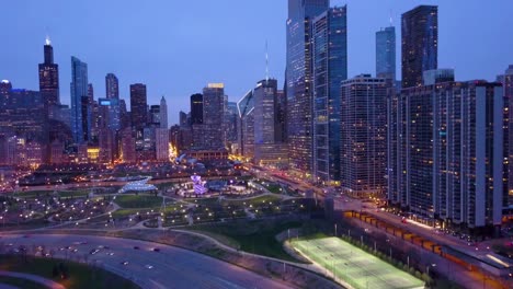 Schöne-Luftaufnahmen-Von-Chicago-Illinois-Innenstadt-Bei-Nacht-2
