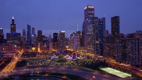 Beautiful-vista-aérea-shots-of-Chicago-Illinois-downtown-city-at-night-4
