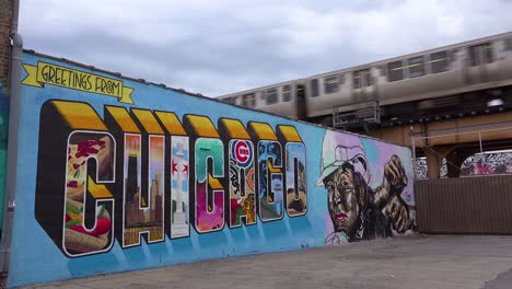 Ein-El-Zug-Fährt-An-Einem-Großen-Wandgemälde-Von-Chicago-Vorbei