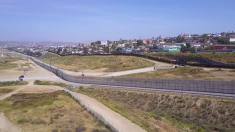 Eine-Antenne-über-Dem-Grenzmauerzaun-Trennt-Die-USA-Von-Mexiko-Und-San-Diego-Von-Tijuana-4-Separating