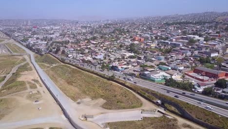 Hohe-Antenne-über-Dem-Grenzmauerzaun,-Der-Die-USA-Von-Mexiko-Und-San-Diego-Von-Tijuana-Trennt