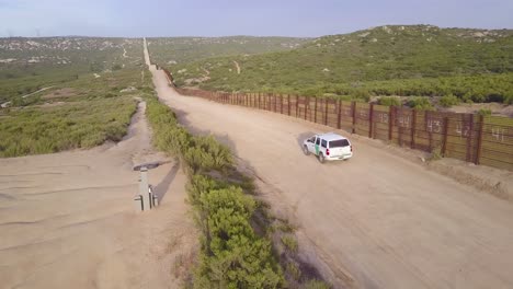 Antenne-über-Einem-Grenzschutzfahrzeug,-Das-Nahe-Der-Grenzmauer-An-Der-Us-mexikanischen-Grenze-Wache-Steht-1