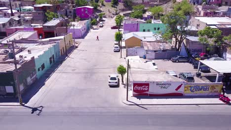 Una-Hermosa-Toma-Aérea-Se-Mueve-Desde-La-Ciudad-Hasta-La-Cerca-Del-Muro-Fronterizo-Mexicano-De-Los-Estados-Unidos-Cerca-De-La-Ciudad-De-Nogales