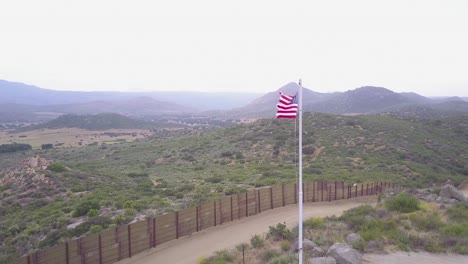 The-American-flag-flies-over-the-US-Mexico-border-wall-in-the-California-desert-2
