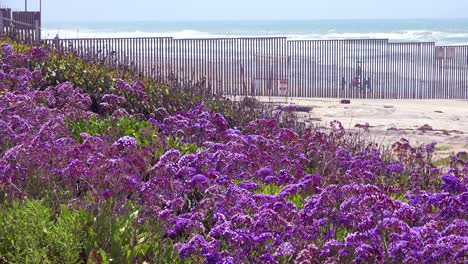 Wellen-Rollen-In-Den-Strand-Am-Us-Mexico-Grenzzaun-Im-Pazifischen-Ozean-Zwischen-San-Diego-Und-Tijuana-4