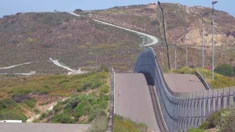 Ein-Grenzpatrouillenfahrzeug-Bewegt-Sich-Entlang-Der-Grenzmauer-Zwischen-San-Diego-Und-Tijuana-3