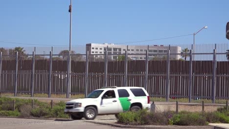 Un-Vehículo-De-La-Patrulla-Fronteriza-Pasa-Frente-Al-Muro-Fronterizo-Entre-San-Diego-Y-Tijuana