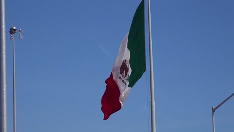 Die-Mexikanische-Flagge-Weht-Entlang-Der-Us-grenze-In-Tijuana