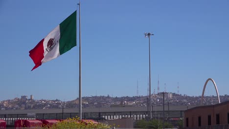 Die-Mexikanische-Flagge-Weht-Entlang-Der-Us-grenze-In-Tijuana-1