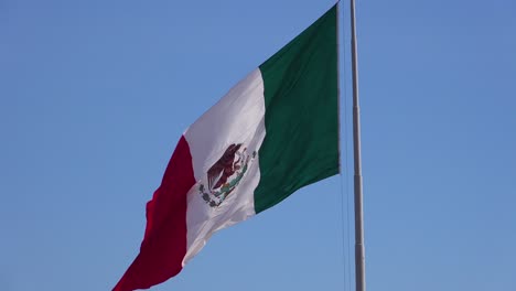 La-Bandera-Mexicana-Ondea-A-Lo-Largo-De-La-Frontera-De-Estados-Unidos-En-Tijuana-2