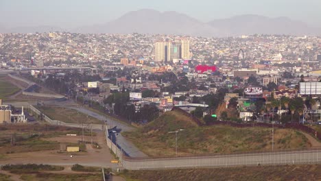 Verkehr-Bewegt-Sich-Durch-Tijuana-Mexiko-Von-Der-Grenzmauer-Oder-Dem-Zaun-Aus-Gesehen-1