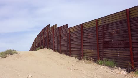 The-US-Mexico-border-wall-fence-rolls-over-a-small-hill