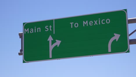 Die-Kreuzung-Von-Hauptstraße-Und-Mexiko-Zeichen-Deutet-Auf-Die-Auswirkungen-Von-Unternehmen-Hin,-Die-Nach-Mexiko-Umziehen-Moving