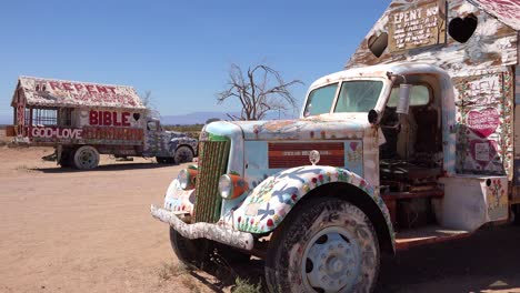 Lastwagen,-Die-Mit-Bibelversen-Bemalt-Sind-Und-Jesus-Fördern,-Sitzen-In-Einer-Christlichen-Hippie-Kommune-In-Slab-City,-Kalifornien