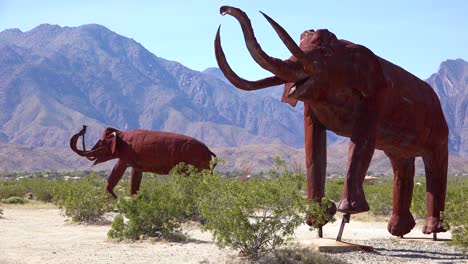 Hermosas-Esculturas-De-Animales-En-El-Desierto-Cerca-De-Borrego-Springs,-California