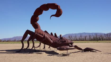 Eine-Riesige-Skorpionskulptur-In-Der-Wüste-In-Der-Nähe-Von-Borrego-Springs-Kalifornien