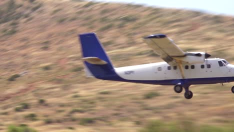 Ein-Nicht-Gekennzeichnetes-Zweimotoriges-Flugzeug-Startet-Von-Einer-Unbefestigten-Landebahn