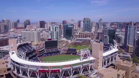 Eine-Luftaufnahme-über-Der-Innenstadt-Von-San-Diego-Mit-Dem-Petco-Park-Stadion-Im-Vordergrund-2