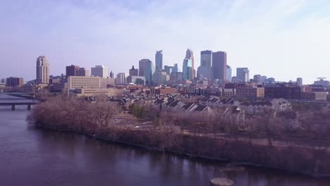 Una-Hermosa-Antena-Volando-Sobre-El-Río-Mississippi-Hacia-Minneapolis,-Minnesota-1