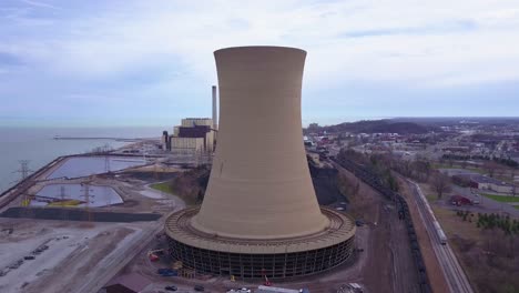Buena-Antena-Sobre-Una-Planta-De-Energía-Nuclear-En-El-Lago-Michigan-4