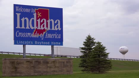Ein-Schild-Auf-Einer-Autobahn-Begrüßt-Besucher-Des-Bundesstaates-Indiana