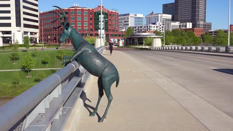 Una-Escultura-De-Ciervo-Domina-Columbus-Ohio-Desde-Un-Puente-1