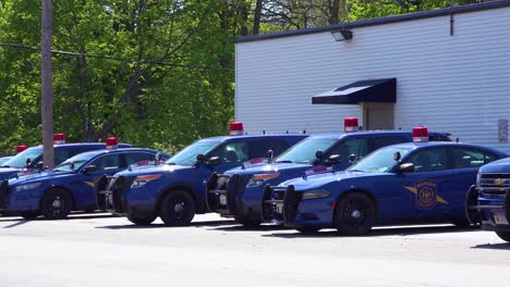 Eröffnungsaufnahme-Einer-Polizeistation-In-Michigan-Mit-Polizeiautos-Außerhalb-1