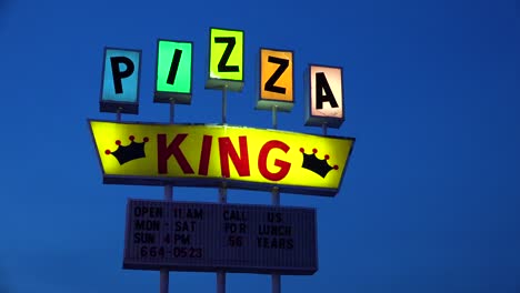 Un-Letrero-De-Neón-Retro-Identifica-El-Restaurante-Pizza-King