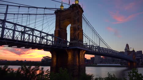Eine-Schöne-Abendaufnahme-Von-Cincinnati-Ohio-Mit-Brücke-über-Den-Ohio-fluss-Im-Vordergrund