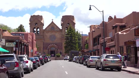 Establecimiento-De-Tiro-De-Una-Calle-Principal-En-Santa-Fe,-Nuevo-México-Con-Iglesia