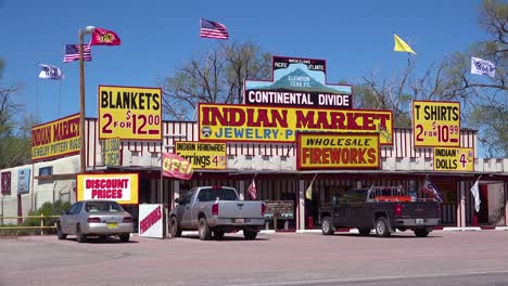 Ein-Klebriger-Indianischer-Souvenirladen-Am-Straßenrand-In-New-Mexico