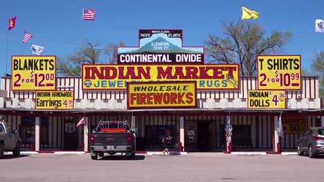 Ein-Klebriger-Indianischer-Souvenirladen-Am-Straßenrand-In-New-Mexico-1