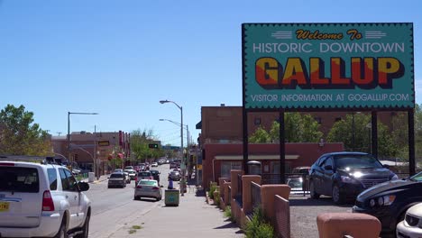 Un-Cartel-Da-La-Bienvenida-A-Los-Visitantes-De-Gallup-New-Mexico