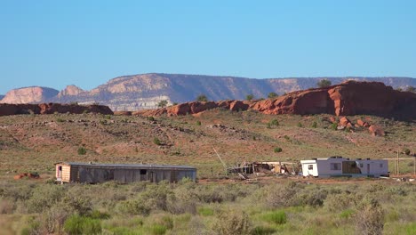 Destruir-Y-Abandonar-Remolques-Y-Casas-De-Pie-En-La-Tierra-De-Los-Indios-Americanos-Navajo-Cerca-De-Monument-Valley