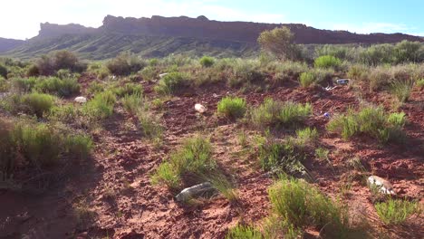 Müll-Und-Müll-übersät-Die-Landschaft-In-Der-Nähe-Des-Monument-Valley-Navajo-Tribal-Park