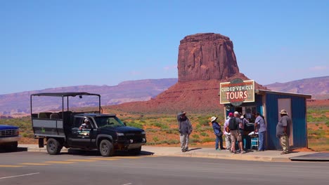 Jeeps-Und-Tourfahrzeuge-Im-Navajo-Tribal-Park-Monument-Valley