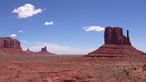 Clouds-float-by-Monument-valley-Utah