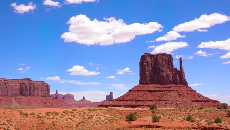 Beautiful-time-lapse-shot-of-Monument-Valley-Utah