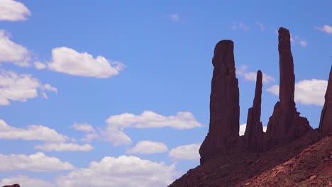 Schöner-Zeitraffer-Von-Turmformationen-Im-Monument-Valley-Utah