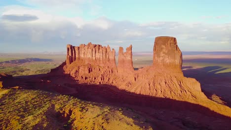 Hermosa-Antena-Inspiradora-Al-Atardecer-Sobre-Formaciones-Rocosas-En-Monument-Valley,-Utah